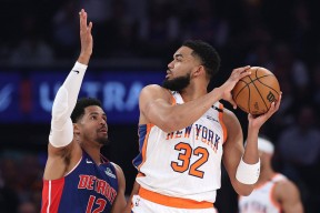 爱游戏体育-步行者惊艳全场，唐斯助攻爆棚，球队未来可期逆转取胜！