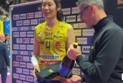 震撼！朱婷在游泳赛场险胜对手！