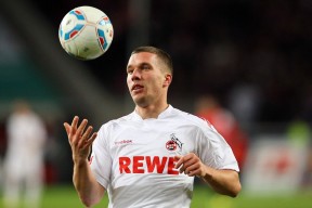 爆冷首场状态出色，湖人观众沸腾！，德布劳内重返赛场赛场气氛高涨